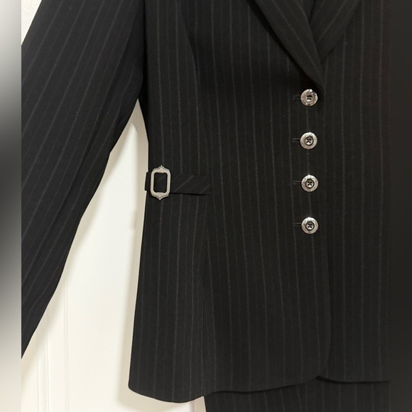 Tahari Arthur S. Levine Black Pant Suit Petite 2 pc. 6P - Picture 2 of 8